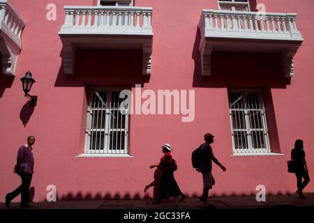 Silhouetten gegen koloniale Architektur in der alten ummauerten Stadt Cartagena, Kolumbien. Stockfoto