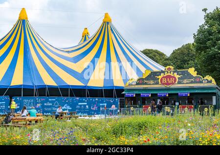 North Berwick, East Lothian, Schottland, Großbritannien, 6. August 2021. UK Wetter: Der erste Tag von Fringe-by-the Sea. Im Bild: Das Belhaven Big Top Tent, der Hauptfestort des Lodge-Geländes Stockfoto