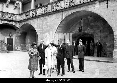 Königin Elizabeth II. (Mitte) und Königliche Hoheit Herzog von Edinburgh (2. Links) hören Prinz Kraft von Hohenlohe-Langenburg (zeigend) zu, als das Königspaar die Burg Langenburg am 24. Mai 1965 besucht. Links Prinzessin Margarita, Schwester des Herzogs. Hinter Prinzessin Beatrix von Hohenlohe-Langenburg. Rechts Prinz Albrecht (versteckt) und Prinz Rupprecht. Stockfoto