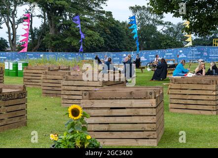 North Berwick, East Lothian, Schottland, Großbritannien, 6. August 2021. Wetter in Großbritannien: Der erste Tag von Fringe-by-the Sea, der Alternative am Meer zum Edinburgh Festival Fringe. Im Bild: Der Hauptfestplatz im Lodge Grounds Park Stockfoto