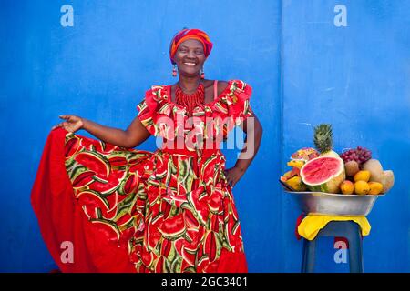 Julia, die am schönsten gekleidete Palenquera / Obstverkäufer in der historischen Stadt Cartagena, Kolumbien. Stockfoto