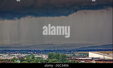 Glasgow, Schottland, 6. August 2021. Wetter in Großbritannien: Gewitter sahen dramatische Szenen, die Donner und Regen über dem zentrum von braehead xscape und dem Süden der Stadt begleiteten. Gerard Ferry/Alamy Live News Stockfoto