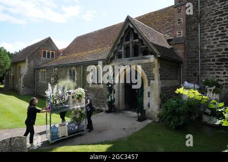 Blumenarranger von Veevers Carter bewegen Blumen vor eine Kirche in Hampshire, die vermutlich der Ort für die Hochzeit von Anthony McPartlin mit Anne-Marie Corbett ist. ANT ist die Hälfte des Unterhaltungs-Duos Ant und Dec. Bilddatum: Freitag, 6. August 2021. Stockfoto