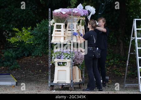 Blumenarranger von Veevers Carter bewegen Blumen vor eine Kirche in Hampshire, die vermutlich der Ort für die Hochzeit von Anthony McPartlin mit Anne-Marie Corbett ist. ANT ist die Hälfte des Unterhaltungs-Duos Ant und Dec. Bilddatum: Freitag, 6. August 2021. Stockfoto