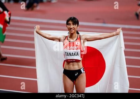 Tokio, Japan. August 2021. Nozomi Tanaka vom Team Japan hält ihre Flagge während des 1500-Meter-Finales der Frauen am 14. Tag der Olympischen Spiele 2020 in Tokio. Quelle: Pete Dovgan/Speed Media/Alamy Live News Stockfoto