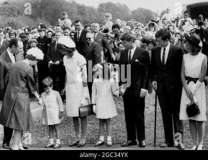 Die Königin Elizabeth II trifft den jungen John Kennedy (4) bei ihrer Ankunft in Runnymede warten andere Kennedys darauf, ihrer Majestät vorgestellt zu werden, auf Frau Jacqueline Kennedy Caoline, Robert, Edward. Mai 1965 Stockfoto