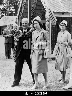 Die Königin Elizabeth II. Geht mit Hon J R Hanan, der Ministerin für Maori-Angelegenheiten, auf dem Gelände des Waitangi Treaty House in Waitangi, wo die Maoris vor 123 Jahren Neuseeland an den 11. Februar 1963 an die britische Regierung übergaben Stockfoto