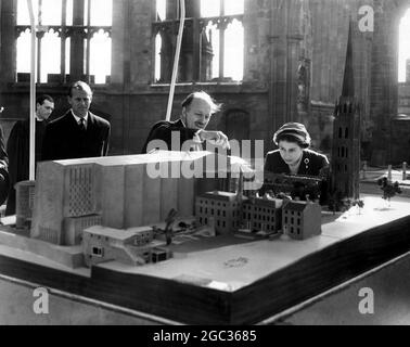 Basil Spence zeigt HM Queen Elizabeth II ein Modell der Coventry Cathedral, seines umstrittensten Werkes, kurz bevor sie den Grundstein legte. Stockfoto