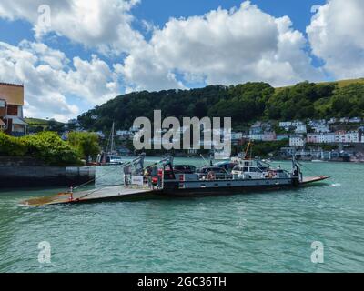 Autofähre über den Fluss Dart zwischen Kingwear und Dartmouth, Devon, England Stockfoto