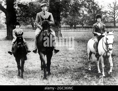König George VI. Und die beiden Prinzessinnen reiten im Windsor Great Park an Elisabeths Geburtstag, 1938 EIN Pony, EIN Park und Sonnenschein wie ihr Vater und ihre Schwester ist die Prinzessin eine sehr eifrige Reiterin. Eine ihrer größten Freuden war ein Ausflug am Nachmittag in den Windsor Park. Stockfoto