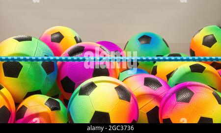 Rainbow farbige Kinder Spielzeug Kugeln auf dem Markt mit sauberem Hintergrund verkauft werden. Stockfoto