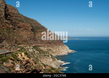 Radfahrer auf dem Chapman's Peak Drive, Kapstadt, Südafrika Stockfoto