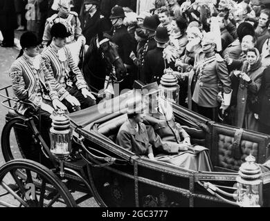 Der französische Präsident trifft die Königin mit General de Gaulle ein, als er gestern von der Victoria Station zum Buckingham Palace fuhr, nachdem der französische Präsident bei der Ankunft in Victoria von der Königin und vielen anderen Mitgliedern der königlichen Familie begrüßt worden war. April 1960 Stockfoto