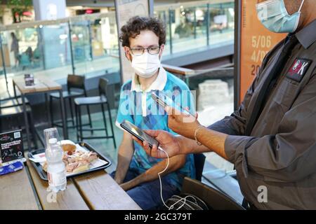 Positiver Green-Pass-Check auf dem Smartphone, erforderlich für Indoor-Tische in Restaurants und Bars. Turin, Italien - August 2021 Stockfoto