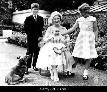 Ihr 60. Geburtstag und ein Tag des Lächelns heute (Donnerstag) für Königin Elizabeth, die Königin Mutter ... Der kleine Prinz Andrew (geboren am 19. Februar dieses Jahres) lacht mit Freude auf ihrem Schoß, als sie im Garten des Clarence House in London sitzt. Auf beiden Seiten befinden sich ihre älteren Enkelkinder, der 11-jährige Prinz von Wales und Prinzessin Anne, die am 15. August ihren 10. Geburtstag feiert. Die königlichen Kinder besuchten ihre Großmutter, um Geburtstagsgrüße zu überbringen. Und einer der Corgis der Königin-Mutter ist am 4. August 1960 dabei. Stockfoto