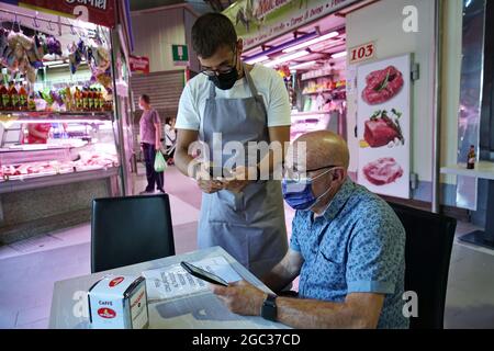 Positiver Green-Pass-Check auf dem Smartphone, erforderlich für Indoor-Tische in Restaurants und Bars. Turin, Italien - August 2021 Stockfoto