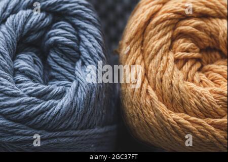 Draufsicht auf blaue und goldene Garnknäuel Stockfoto