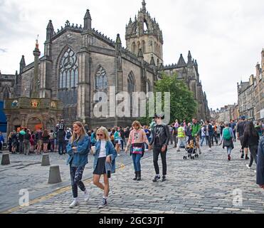 Royal Mile, Edinburgh, Schottland, Großbritannien. August 2021. Edinburgh Fringe Festival, der erste Tag hatte einen ruhigen Start und eine Regendusche, um die Besucher zu begrüßen, die aufkamen. Quelle: Arch White/Alamy Live News Stockfoto