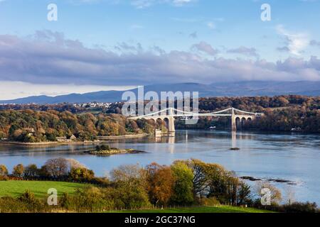 Malerische Aussicht auf die Menai Strait mit Menai Hängebrücke von der Menai Bridge (Porthaethwy), Isle of Anglesey (Ynys Mon), Wales, Großbritannien Stockfoto