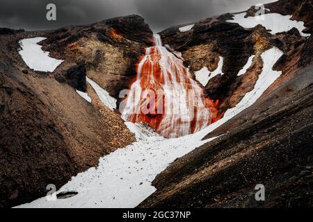 Das typische Rot der erstaunlichen Rauðafossar in Fjallabak Nature Resseve. Stockfoto
