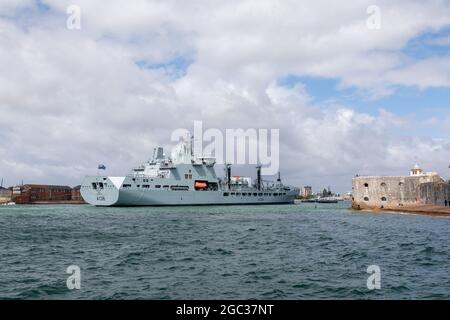 Tide-Klasse RFA Tidesurge (A138) bei Ankunft im Marinestützpunkt Portsmouth. Ein modernes Flottenunterstützungsschiff, das Logistik und Betankung bereitstellt. Stockfoto