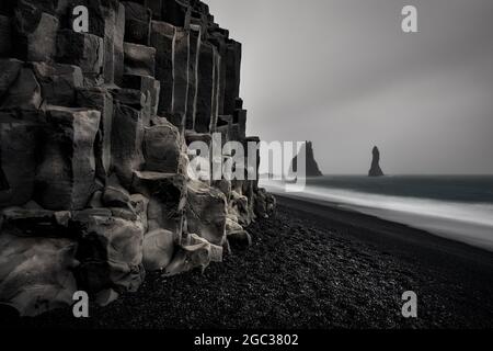 Berühmter schwarzer Strand in Reynisfjara. Stockfoto