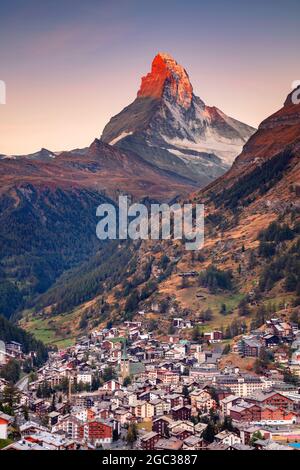 Zermatt, Schweiz. Bild des ikonischen Dorfes Zermatt, Schweiz mit dem Matterhorn im Hintergrund bei schönem sonnigen Herbstaufgang. Stockfoto