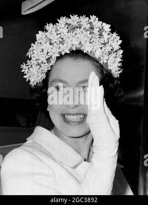 Ein Lächeln von der Königin, als sie die Kirche St. Bartholomew the Great in Smithfield verlässt, nachdem sie den Widmungsdienst der Knights Bachelor Chapel besucht hat. Juli 1968 Stockfoto