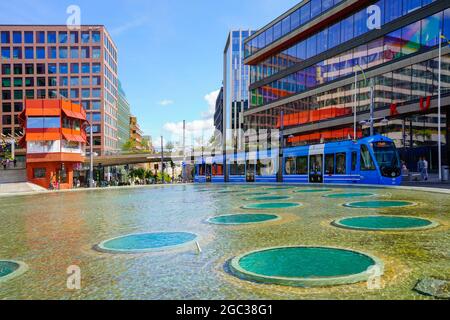 Der Red House Sergels Pavilion mit der angrenzenden Sonnentreppe ist ein neuer Treffpunkt im Zentrum Stockholms. Schweden. Stockfoto