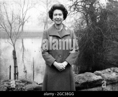 26. Dezember 1975: Königin Elizabeth II. fotografiert am Buckingham Palace während der Weihnachten Nachricht von 1975. Es war das erste Mal, dass sie die Nachricht aus Türen notiert hat. Stockfoto