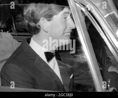 Prinz Charles, der zum ersten Mal seit Bestehen seines Fahrtests letzte Woche im Londoner Verkehr unterwegs war, zeigte sich am Steuer, als er gestern Abend das Vaudeville Theatre verlässt. Mit Prinzessin Margaret, Lord Snowdon und Prinzessin Anne war er schon einmal bei Noel Coward's Fallen Angels gewesen. 18. April 1967 Stockfoto