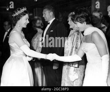 Ihre Majestät die Königin Elizabeth II. Bei der Filmpremiere schüttelt die Hände mit der griechischen Schauspielerin Irene Papas, einer der Stars im Film The Guns of Navarone 27 April 1961 Stockfoto