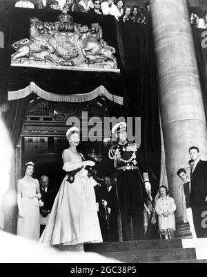 Königin Elizabeth II. Thronte während der Staatseröffnung einer Sondersitzung des neuseeländischen Parlaments in Wellington in der Kammer des Legislativrats. Februar 1963 Stockfoto