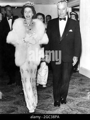 Queen Elizabeth II und Duke of Edinburgh nahmen am State Farewell Dinner im Winter Garden, Christchurch, Teil. Wir haben gesehen, wie wir hier mit Herrn Holyoake, dem Premierminister von Neuseeland, abreisen. Er Majestät trägt ein schlankes Kleid aus Eistüll, bestickt in diamantförmigem Design, funkelnd mit Kristall und Brillanten. Das Oberteil und der Rocksaum sind mit einem weiteren Band aus Kristalldiamanten umrandet. Schmuck bestand aus Smaragden und Diamant-Tiara. Februar 1963 Stockfoto