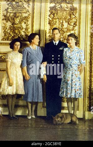 Georg VI. Und Familie 1944 - l-r Prinzessin Margaret, Königin Elisabeth die Königin Mutter, König Georg VI., Prinzessin Elizabeth - © TopFoto Georg VI. (Albert Frederick Arthur George) britischer Herrscher; König von Großbritannien 1936-1952; letzter Kaiser von Indien 1936-1947; Bruder von Eduard VIII.; Sohn von Georg V.  1895-1952 Stockfoto