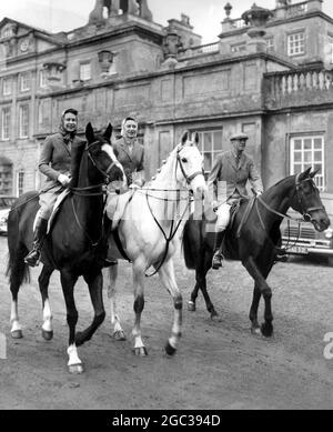 Königin Elizabeth II und Prinzessin Margaret bei den Badminton-Pferdetrials. Im Hintergrund befindet sich das Haus des Duke of Beaufort, das Badminton House, in dem die Königin und die Prinzessin während des dreitägigen internationalen Events im Badminton Park Gloucestershire am 18. April 1959 spielen Stockfoto