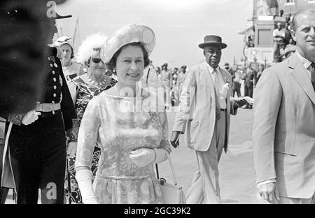 Barbados: Großbritannien Königin Elizabeth II. Und Prinz Philip Duke von Edinburgh, die derzeit auf einer fünfwöchigen Reise durch die Karibik unterwegs sind, werden nach ihrer Ankunft in Barbados am 14. Februar durch die Straßen von Barbados abgebildet. Beachten Sie die Statue von Nelson im Hintergrund, auf dem Weg zum Senatgebäude. 16. Februar 1966 Stockfoto