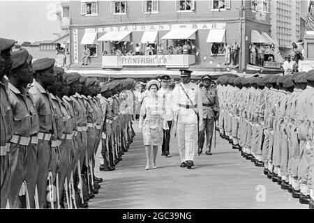 Barbados: Großbritannien Königin Elizabeth II. Und Prinz Philip Duke von Edinburgh, die derzeit auf einer fünfwöchigen Reise durch die Karibik unterwegs sind, werden nach ihrer Ankunft in Barbados am 14. Februar bei der Besichtigung einer Ehrenwache abgebildet. 16. Februar 1966 Stockfoto