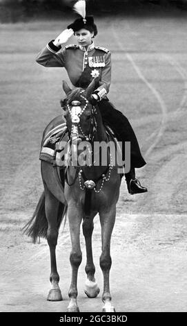 Königin Elizabeth II. Repräsentiert den König für die Zeremonie des Troopings die Farbe des dritten Bataillons Grenadier Guards auf der Horse Guard Parade London Sie ist in einer neuen scharlachroten Uniform im Guards Officer Style mit einem gefleerten Hut zu sehen, deren Schärpe vom Orden des Gewanges ist. Ihr Pferd heißt Winston the Princess Rod Side Saddle 7 June 1951 Stockfoto