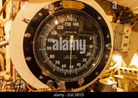 England, Hampshire, Portsmouth, Gosport, Portsmouth Historic Dockyard, U-Boot-Museum, U-Boot-Museum der HMS Alliance, Maschinenraum, Tiefenmesser Stockfoto