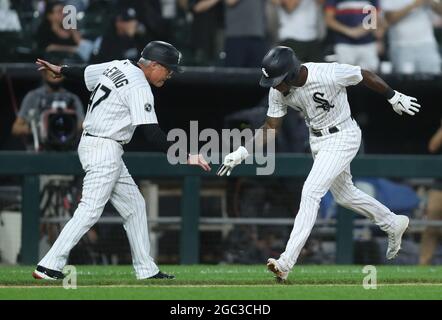 Chicago, USA. August 2021. Tim Anderson, rechts, der Chicago White Sox, wird vom dritten Basistrainer Joe McEwing gratuliert, nachdem Anderson am Dienstag, den 3. August 2021, im dritten Inning gegen die Kansas City Royals im Guaranteed Rate Field in Chicago einen zweifachen Heimlauf hinnehmen konnte. (Chris Sweda/Chicago Tribune/TNS/Sipa USA) Quelle: SIPA USA/Alamy Live News Stockfoto
