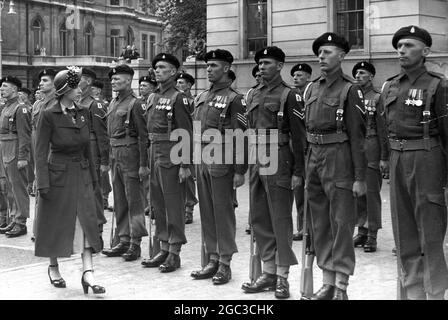 Prinzessin Elizabeth inspiziert die Ehrengarde, die von Mitgliedern des 4. Regiments Royal Horse Artillery gebildet wurde, am 30. Mai 1949 in der Hyde Park Corner Stockfoto