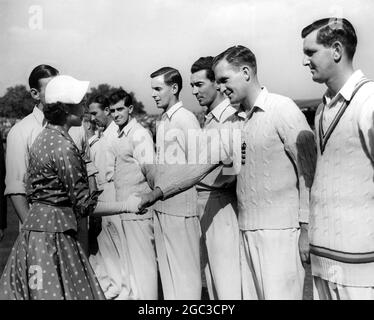 Queen Elizabeth II schüttelt sich die Hände mit J C Laker vom England Cricket Team 1952 Stockfoto