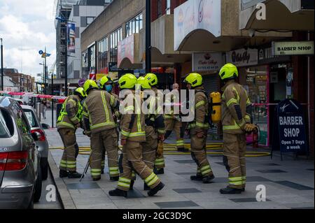 Slough, berkshire, Großbritannien. August 2021. Feuerwehrleute aus Beaconfield, Gerrards Cross und Langley nahmen heute an einem Brand im Wood Flames Pizza Restaurant in der Slough High Street Teil. Glücklicherweise gab es keine gemeldeten Verletzungen und der Brand wurde schnell gelöscht. Die Besatzungen hatten zuvor an einem Unfall auf der M25 teilgenommen. Quelle: Maureen McLean/Alamy Live News Stockfoto