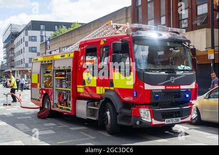 Slough, berkshire, Großbritannien. August 2021. Feuerwehrleute aus Beaconfield, Gerrards Cross und Langley nahmen heute an einem Brand im Wood Flames Pizza Restaurant in der Slough High Street Teil. Glücklicherweise gab es keine gemeldeten Verletzungen und der Brand wurde schnell gelöscht. Die Besatzungen hatten zuvor an einem Unfall auf der M25 teilgenommen. Quelle: Maureen McLean/Alamy Live News Stockfoto