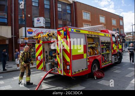 Slough, berkshire, Großbritannien. August 2021. Feuerwehrleute aus Beaconfield, Gerrards Cross und Langley nahmen heute an einem Brand im Wood Flames Pizza Restaurant in der Slough High Street Teil. Glücklicherweise gab es keine gemeldeten Verletzungen und der Brand wurde schnell gelöscht. Die Besatzungen hatten zuvor an einem Unfall auf der M25 teilgenommen. Quelle: Maureen McLean/Alamy Live News Stockfoto