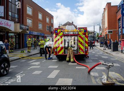 Slough, berkshire, Großbritannien. August 2021. Feuerwehrleute aus Beaconfield, Gerrards Cross und Langley nahmen heute an einem Brand im Wood Flames Pizza Restaurant in der Slough High Street Teil. Glücklicherweise gab es keine gemeldeten Verletzungen und der Brand wurde schnell gelöscht. Die Besatzungen hatten zuvor an einem Unfall auf der M25 teilgenommen. Quelle: Maureen McLean/Alamy Live News Stockfoto