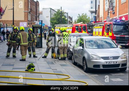 Slough, berkshire, Großbritannien. August 2021. Feuerwehrleute aus Beaconfield, Gerrards Cross und Langley nahmen heute an einem Brand im Wood Flames Pizza Restaurant in der Slough High Street Teil. Glücklicherweise gab es keine gemeldeten Verletzungen und der Brand wurde schnell gelöscht. Die Besatzungen hatten zuvor an einem Unfall auf der M25 teilgenommen. Quelle: Maureen McLean/Alamy Live News Stockfoto