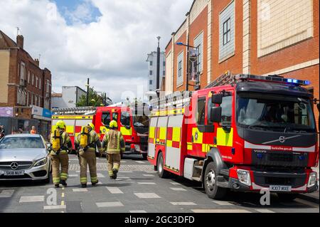 Slough, berkshire, Großbritannien. August 2021. Feuerwehrleute aus Beaconfield, Gerrards Cross und Langley nahmen heute an einem Brand im Wood Flames Pizza Restaurant in der Slough High Street Teil. Glücklicherweise gab es keine gemeldeten Verletzungen und der Brand wurde schnell gelöscht. Die Besatzungen hatten zuvor an einem Unfall auf der M25 teilgenommen. Quelle: Maureen McLean/Alamy Live News Stockfoto