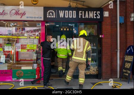 Slough, berkshire, Großbritannien. August 2021. Feuerwehrleute aus Beaconfield, Gerrards Cross und Langley nahmen heute an einem Brand im Wood Flames Pizza Restaurant in der Slough High Street Teil. Glücklicherweise gab es keine gemeldeten Verletzungen und der Brand wurde schnell gelöscht. Die Besatzungen hatten zuvor an einem Unfall auf der M25 teilgenommen. Quelle: Maureen McLean/Alamy Live News Stockfoto